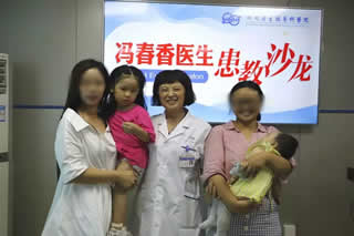 漂亮的珍贵宝宝“谢谢”和妈妈一起来参加患教沙龙